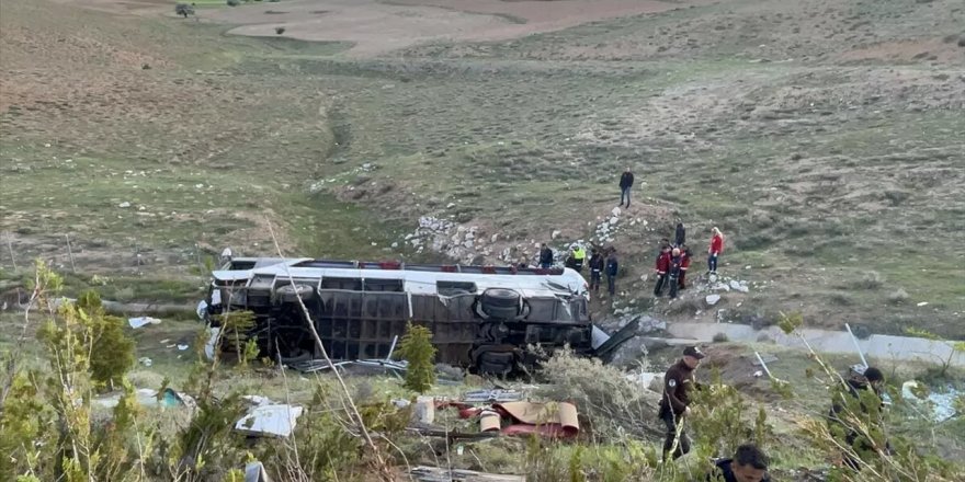 Üniversite öğrencilerini taşıyan otobüs devrildi: 3 ölü, 41 yaralı