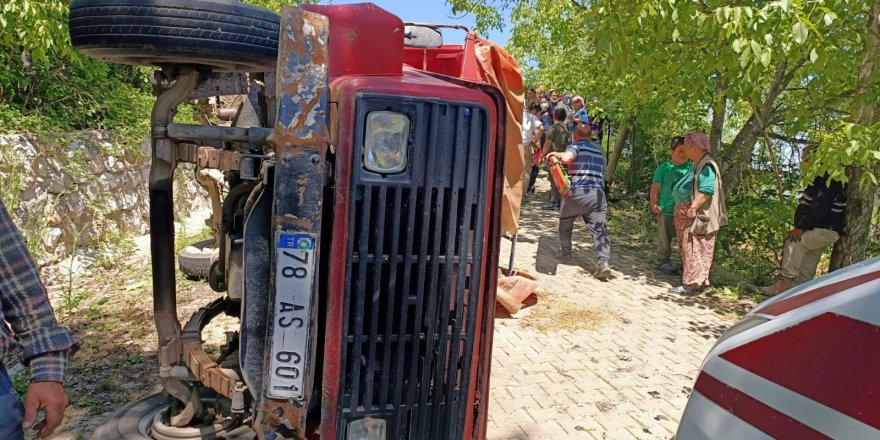 Frenleri boşalan kamyonet devrildi: 6 yaralı