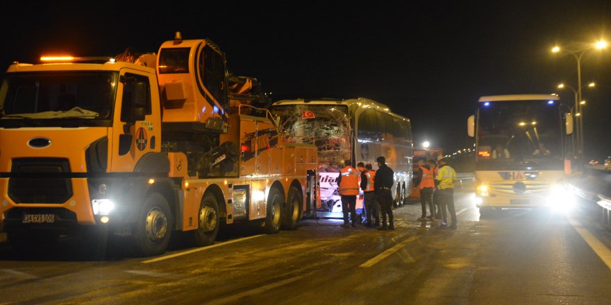 TEM’de bir minibüs ve iki yolcu otobüsü zincirleme kazaya karıştı: 4 yaralı