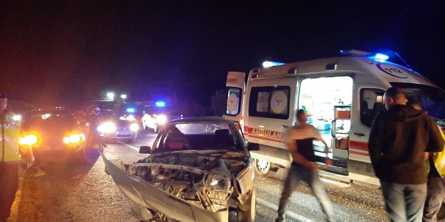 Tarsus'ta 2 otomobil çarpıştı: 6 yaralı