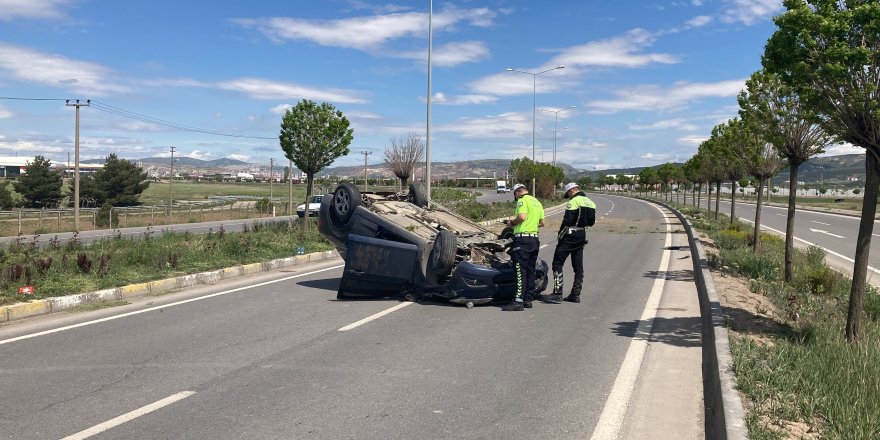 Düz yolda araç ters döndü, sürücü yaralandı