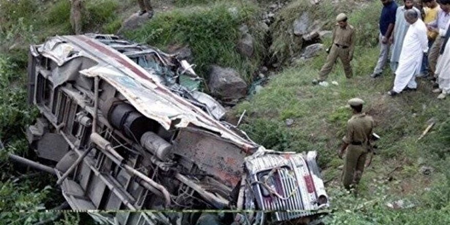 Pakistan'da otobüs kazası: 8 ölü, 20 yaralı