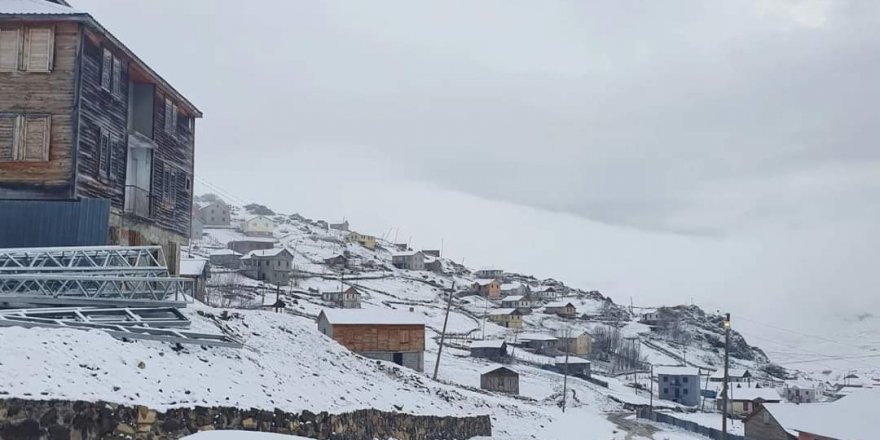 Trabzon'da Mayıs ayında yaylalarda kar yağışı devam ediyor