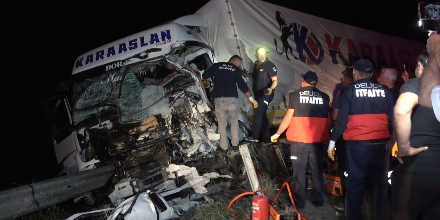 Feci kazada tır ile kamyon kafa kafaya çarpıştı: Baba öldü, oğlu yaralandı