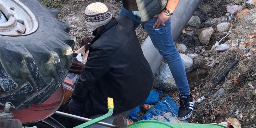 Afyonkarahisar'da devrilen traktörün altında kalan kişi ağır yaralandı
