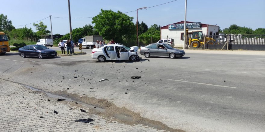 Bursa'da kaza yapan muhtar, kaza anını gösteren araç kamera kaydını hesabında paylaştı