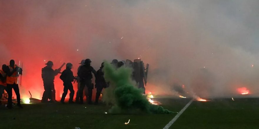 Ligin en çok şampiyon olan takımı küme düştü, taraftarlar stadı ateşe verdi