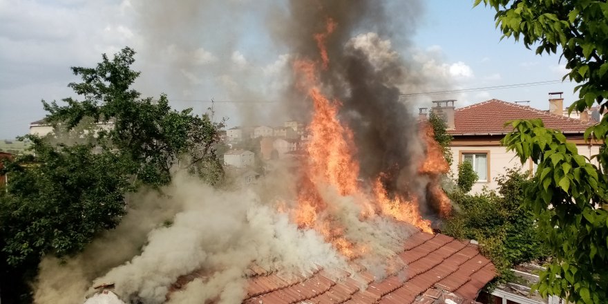 Yabancı uyruklu ailenin evi alev topuna döndü