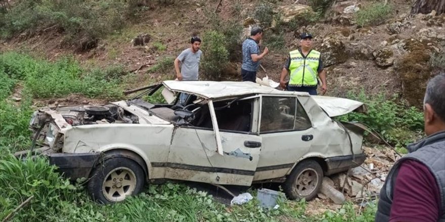 Muğla'da şarampole devrilen otomobildeki 1 kişi öldü, 1 kişi yaralandı