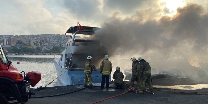 Balat’ta sahile demirleyen tekne yandı: İçerde uyuyan karı koca son anda kurtuldu