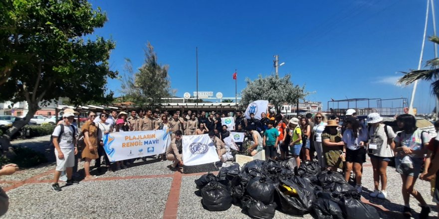 İzmir'de kıyı ve deniz temizliğinde 40 dakikada 400 kilogram atık toplandı