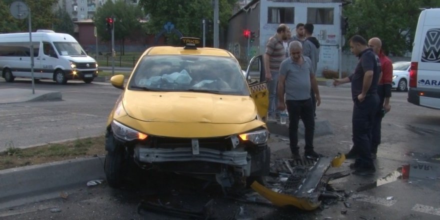 Gaziosmanpaşa'da acele eden taksi ile kamyonet çarpıştı: 3 yaralı