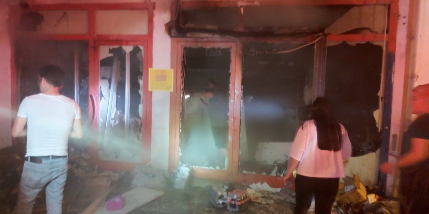 Datça'da bir zincir market şubesinde çıkan yangında maddi hasar meydana geldi