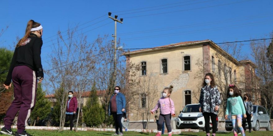 Dünya Cimnastik Şampiyonu’ndan Akhisarlı kadınlara sabah sporu