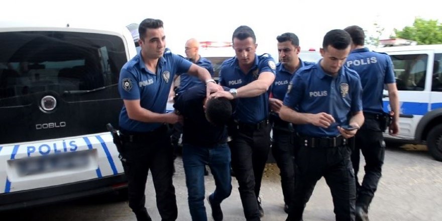 Kavgayı ayırmaya çalışan polisi bıçakladı