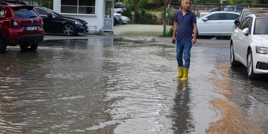 Kartal’da su borusu patladı, sahil yolu göle döndü