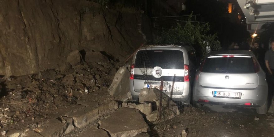 Ankara’da istinat duvarı çöktü, 5 otomobil zarar gördü
