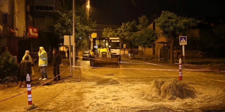 Sivas'ta sağanak: Yol çöktü, evleri su bastı