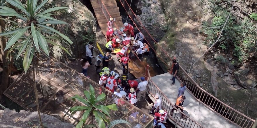 Meksika’da açılışı yapılan asma köprü koptu: 25 yaralı