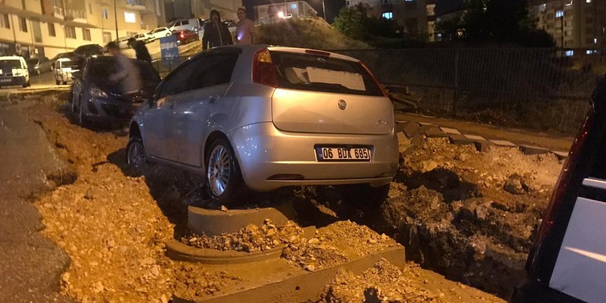 Bilecik’te sağanak sonrası yol çöktü, 5 araç hasar gördü