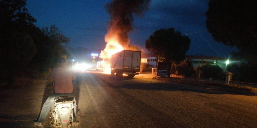 Manisa'da seyir halindeki tır yandı, sürücü son anda kurtuldu