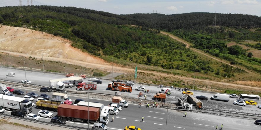 Pendik'te çimento yüklü kamyonla tır çarpıştı: 3 ağır yaralı