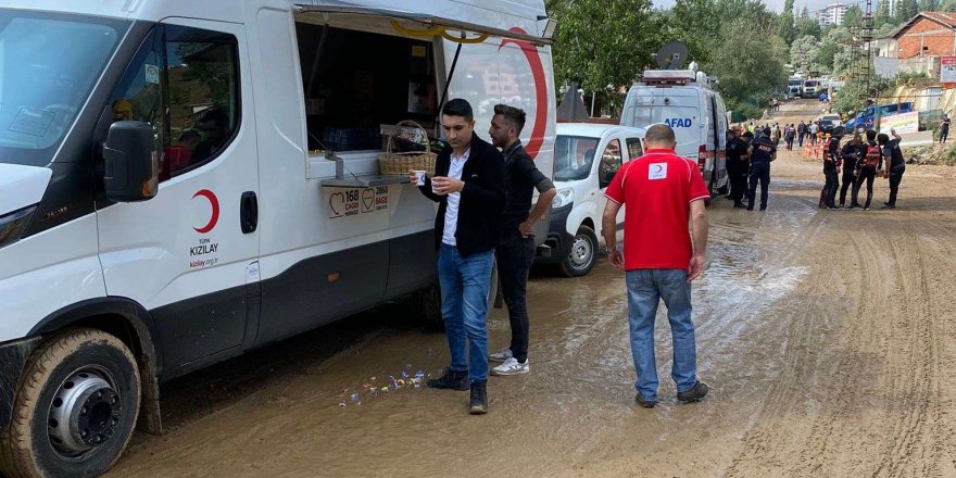 Kızılay sel bölgelerinde vatandaşlara destek oluyor