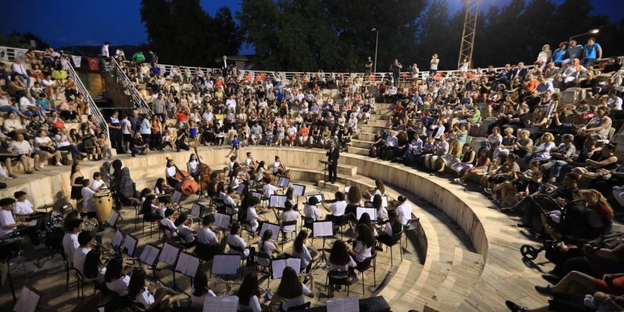 Narlıdere Çocuk Senfoni Orkestrası Selçuk'ta dinleyenleri mest etti