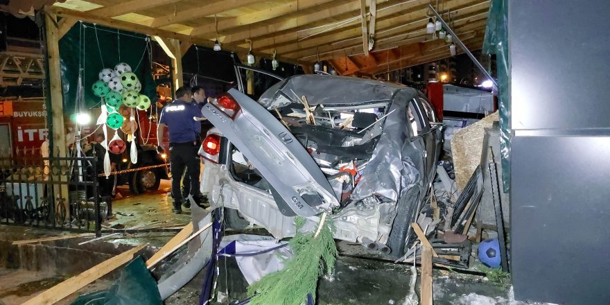 Samsun'da 25 metre takla atan otomobil şarküteri dükkanına çarptı: 2 ölü