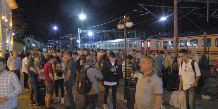 Devrilen yük treni nedeniyle mahsur kalan yolcular Kayseri’den aktarma ile gönderildi