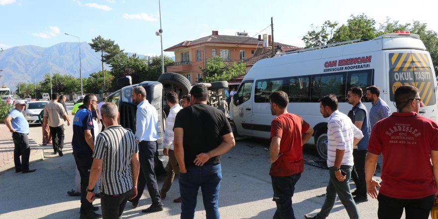 Erzincan’da iki minibüs çarpıştı: 7 yaralı