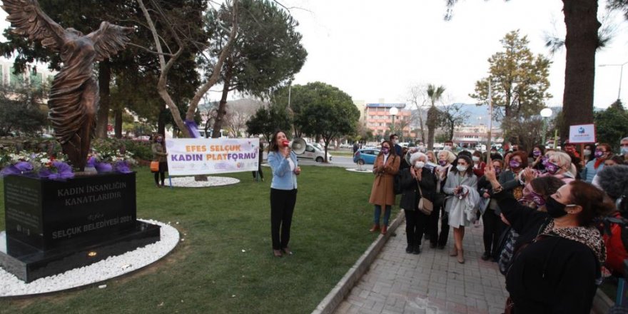 Selçuk'ta "Kadın İnsanlığın Kanatlarıdır" heykeli ziyarete açıldı