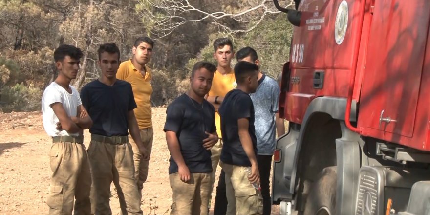Marmaris'te alev nöbeti tutan orman işçisi: "Her yer güvenli denilene kadar bu bölgedeyiz"