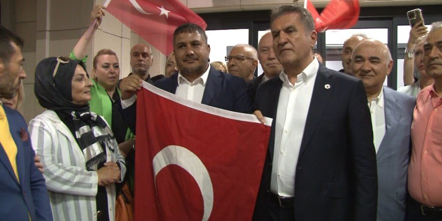 TDP Genel Başkanı Sarıgül: "Yunan parlamentosu önünde Türk bayrağını gururla ve kimseden korkmadan açtık"