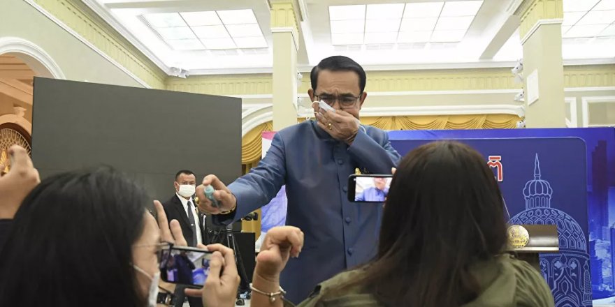 Tayland Başbakanı Prayut, gazetecilerin üzerine dezenfektan sıktı
