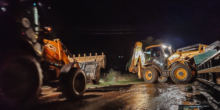 Sakarya Valisi Kaldırım sel bölgesinde: “Bütün ekiplerimiz sahada, çok ciddi bir sıkıntı gözükmüyor”