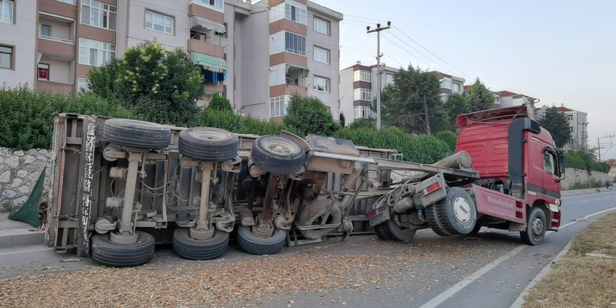 TIR devrildi, yol kapandı