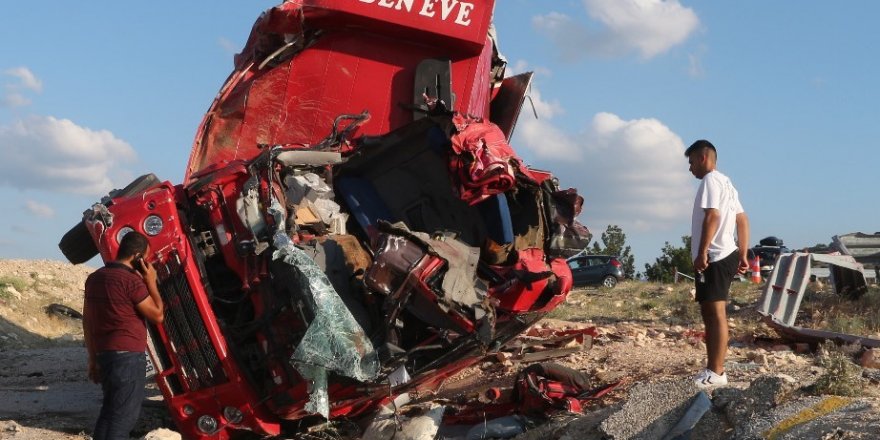 Mersin'de nakliye kamyonu şarampole uçtu: 4 ölü