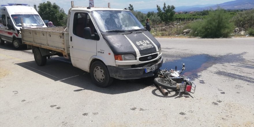 Manisa'da kamyonetle çarpışan motosikletli hayatını kaybetti