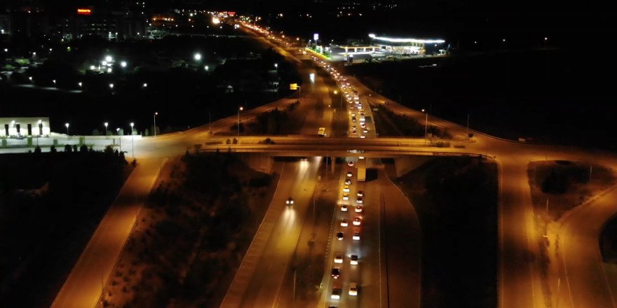 43 ilin geçiş güzergahında gece yarısı trafik yoğunluğu: Kuyruğun ucu bucağı görünmüyor