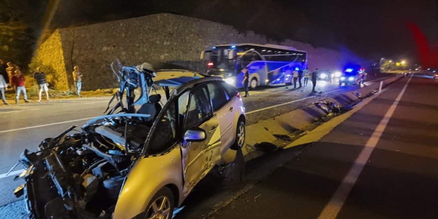 Gurbetçinin otomobili traktörle çarpıştı: 1 ölü, 7 yaralı