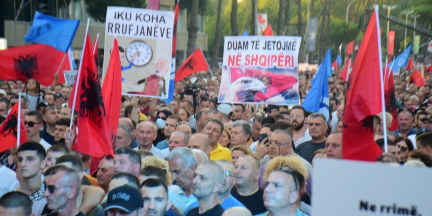 Arnavutluk’ta hükümet karşıtı protesto