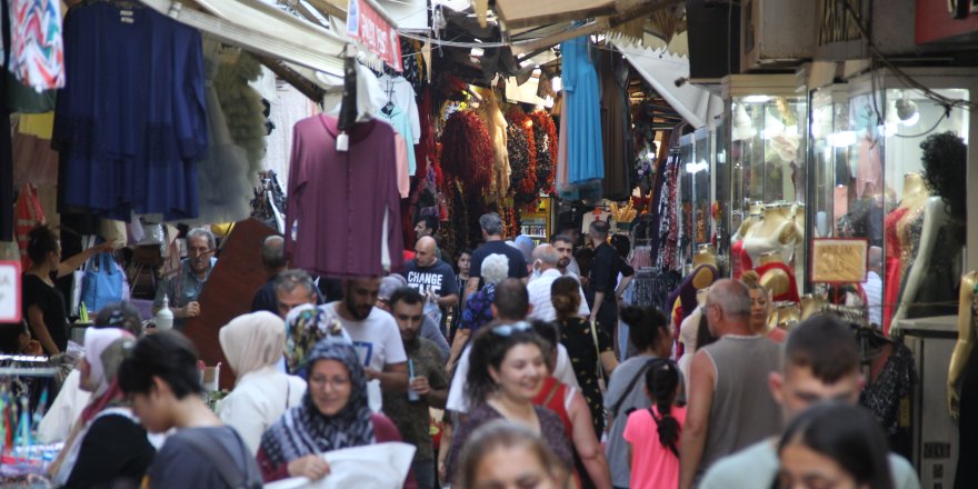 İzmir'deki Tarihi Kemeraltı Çarşısı'nda bayram hareketliliği