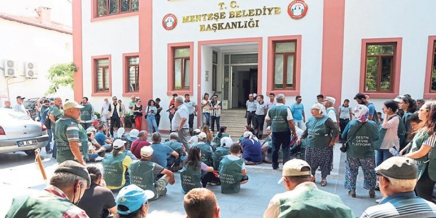 Köylüler Menteşe Belediyesi önünde toplandı! Çimentocu başkan istemiyoruz!