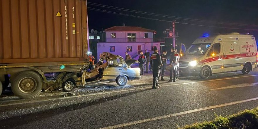 İzmir'de otomobil tıra çarptı: 1 ölü