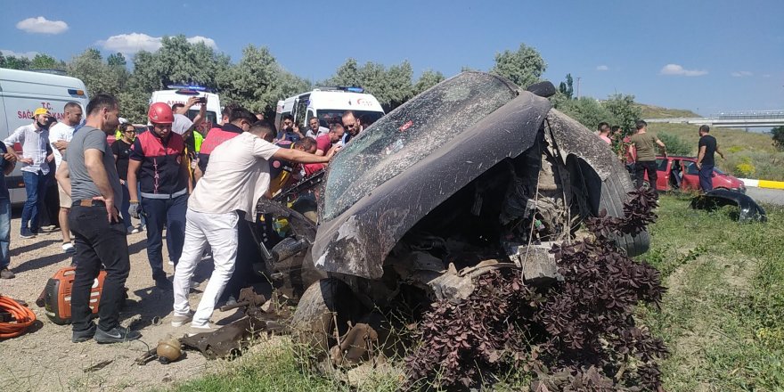 Tatilin ilk günü aşırı hız kazaya sebep oldu: 4 yaralı