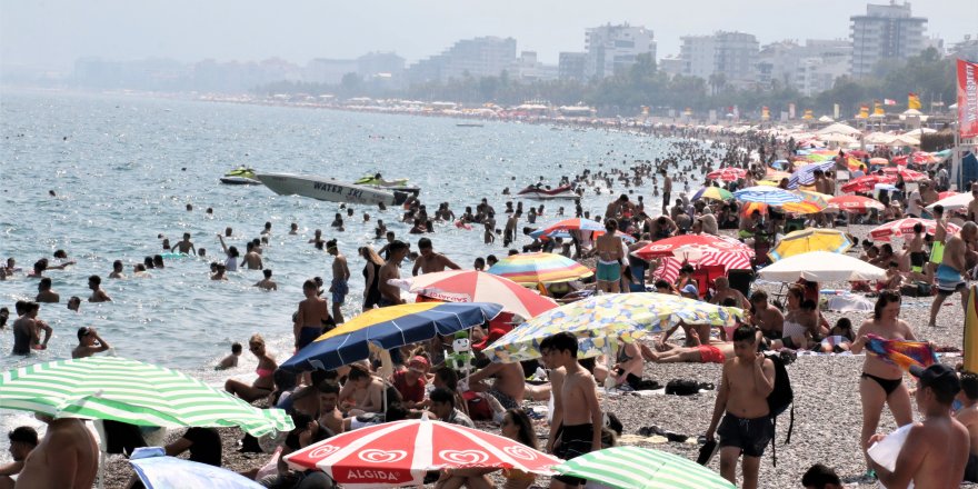 Antalya sahillerinde bayram yoğunluğu