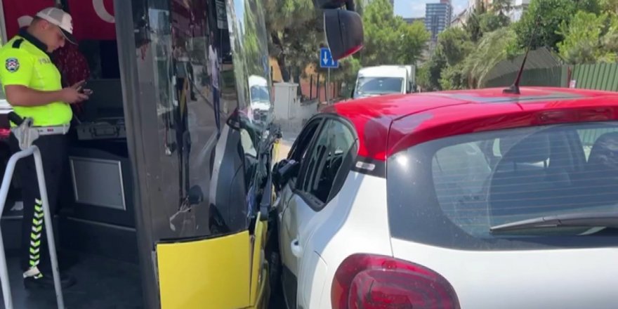 Kadıköy'de İETT otobüsü ile otomobil çarpıştı: 3 yaralı