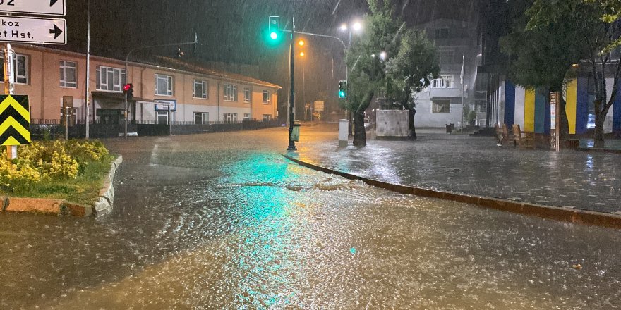 Beykoz’da sağanak sebebiyle caddeler ve evleri su bastı