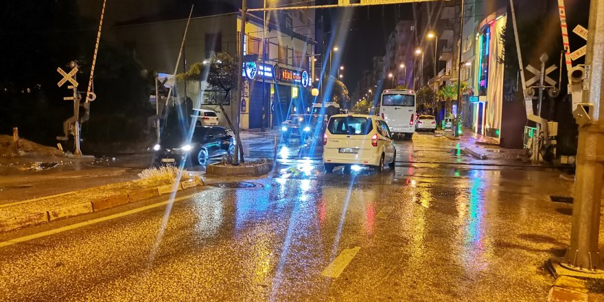 Bandırma'da sağanak yağış hayatı olumsuz etkiledi